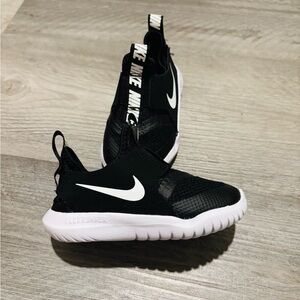 Nike Toddler Kids Black and White Flex Runner Slip-On Sneakers Size 7 c